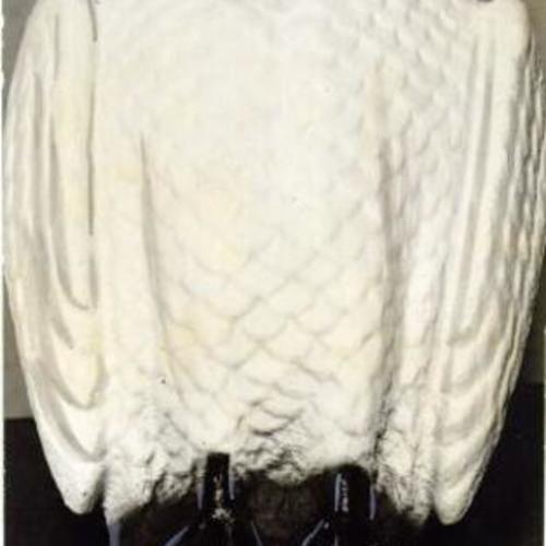 [Aluminum owl designed to scare away pigeons]