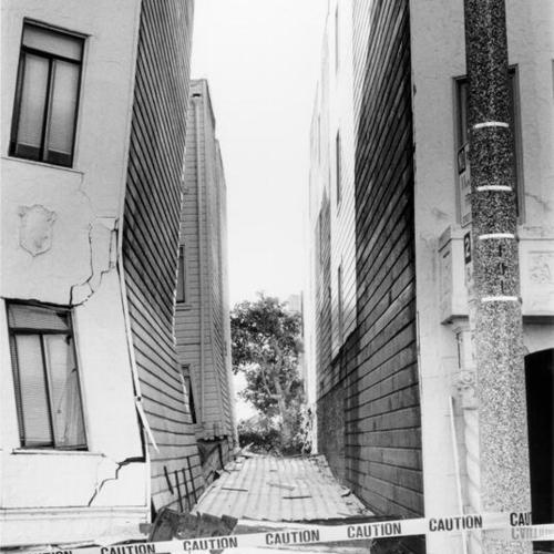 [Building damaged in the October 17, 1989 Loma Prieta earthquake]