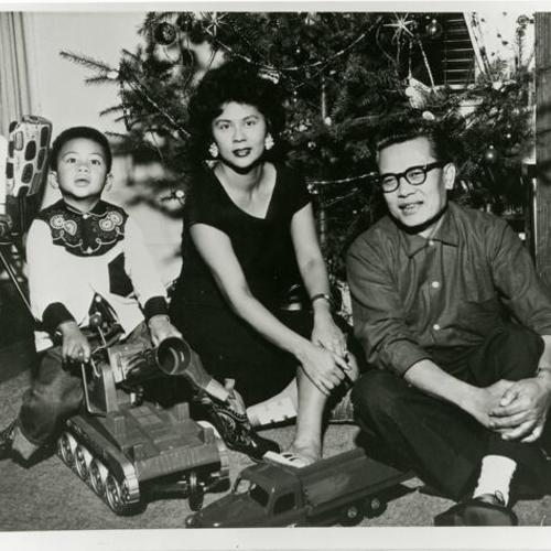 [Roberto with his family during Christmas at home in 1953]