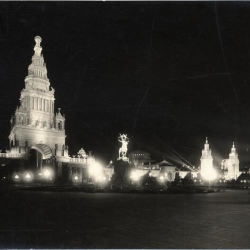 [Night Illumination of the Tower of Jewels and the Fountain of Energy at the Panama-Pacific International Exposition]