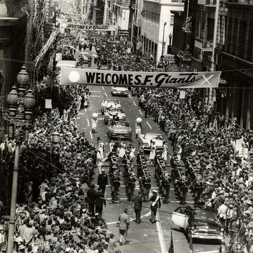 [Baseball fans welcoming city's new Giants team along Montgomery street to Market]