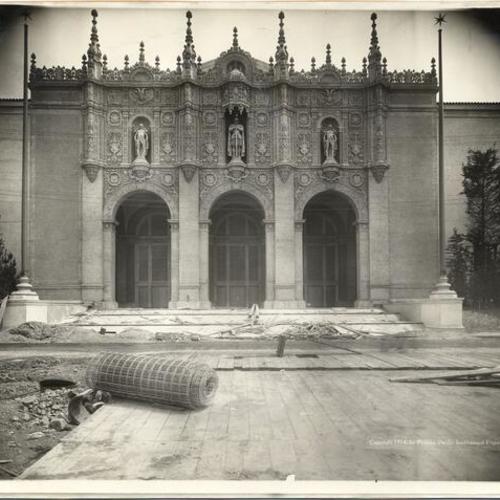 [Main entrance to the Palace of Agriculture at the Panama-Pacific International Exposition]