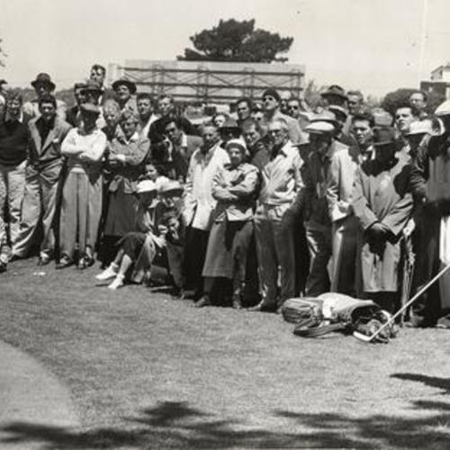 [Crowd watching Dr. Cary Middlecoff competing in the San Francisco Open at Lake Merced Golf and Country Club]