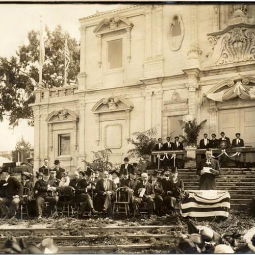 [Group of people sitting in front of the Guatemalan Pavilion at the Panama-Pacific International Exposition]