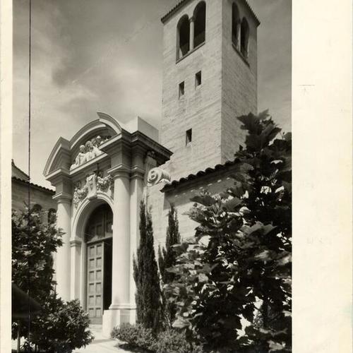 [Main entrance and tower of the California School of Fine Arts at Chestnut and Jones streets]