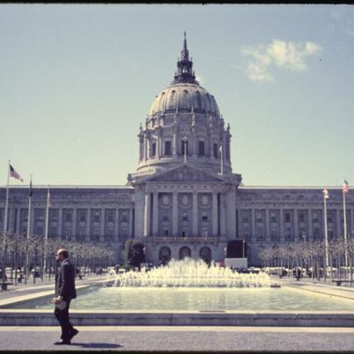 San Francisco City Hall and Civic Center Plaza fountain