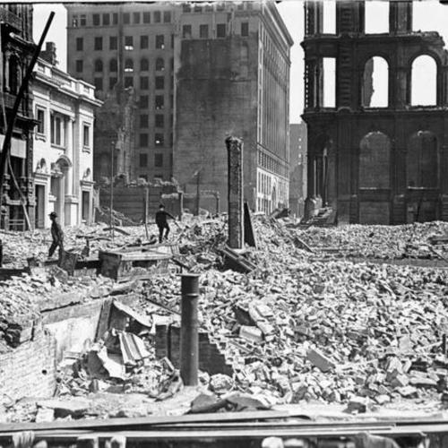[Wells Fargo Nevada National Bank building, at the intersection of Market and Sansome Streets, after the 1906 earthquake]
