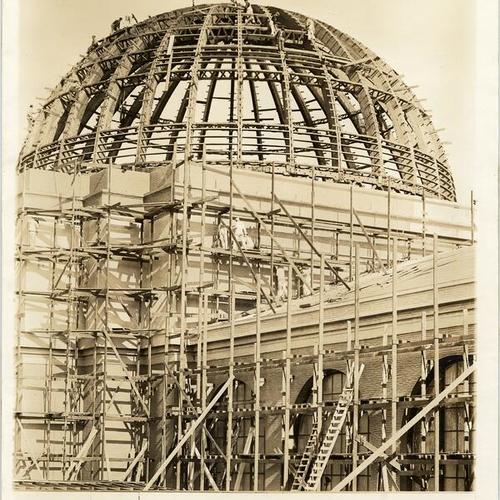 [Construction of dome on the Palace of Food Products, Panama-Pacific International Exposition]