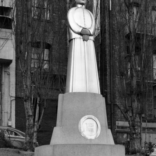 [Statue of Dr. Sun Yat Sen]