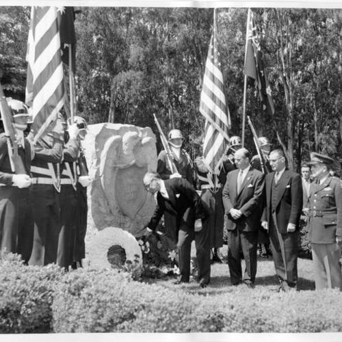 [Australian Consul General in San Francisco, Melville Marshall, visiting the monument to the Unknown Soldier at the Presidio of San Francisco]
