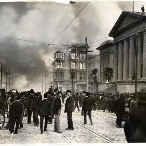 [Crowds gathering in front of the U.S. Mint, at 5th and Mission streets, to watch a tenement burn]