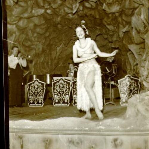 [Entertainers in an unidentified nightclub in the Barbary Coast district]