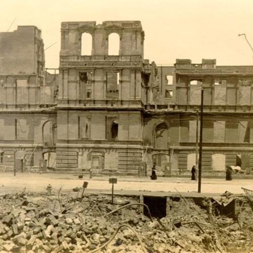 [Lincoln Grammar School destroyed by the 1906 earthquake and fire]