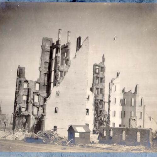 [Ruins of the Charlemagne Apartments after the 1906 earthquake]