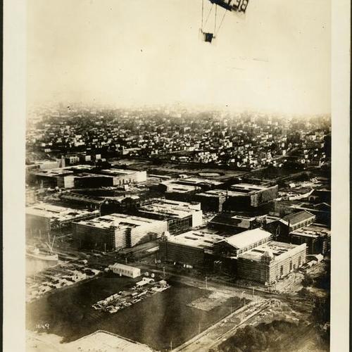 [Lincoln Beachey flying over the Exposition grounds]