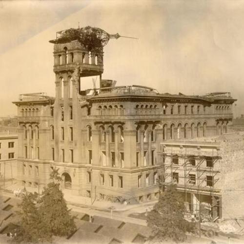 [Hall of Justice in ruins after the earthquake and fire of April, 1906]