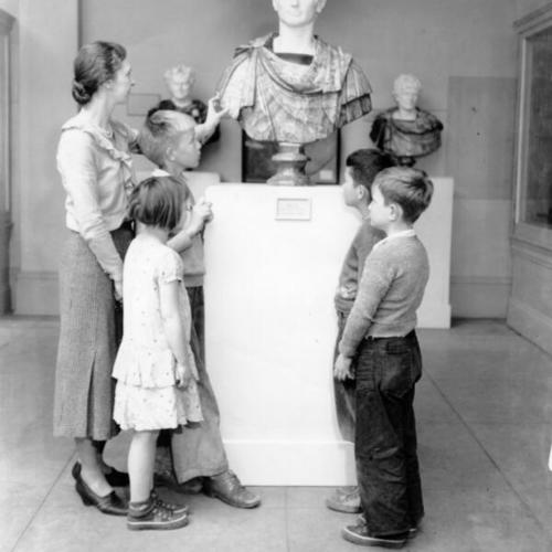 [Aileene Kistler and children of an art study class on a visit to the De Young Museum]