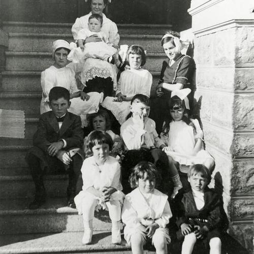 [Children sitting on steps of house on Divisadero Street celebrating Joseph's 7th birthday in 1913]