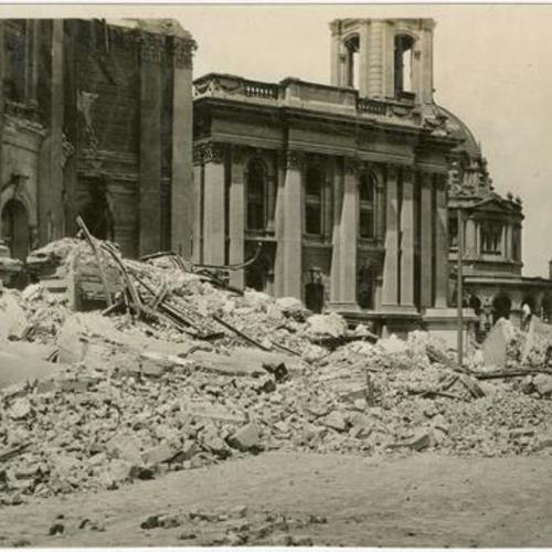 [Ruins of City Hall after the 1906 earthquake and fire]
