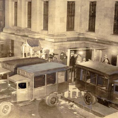 [Personnel loading gold on to vehicles outside old Mint building at Fifth and Mission street]