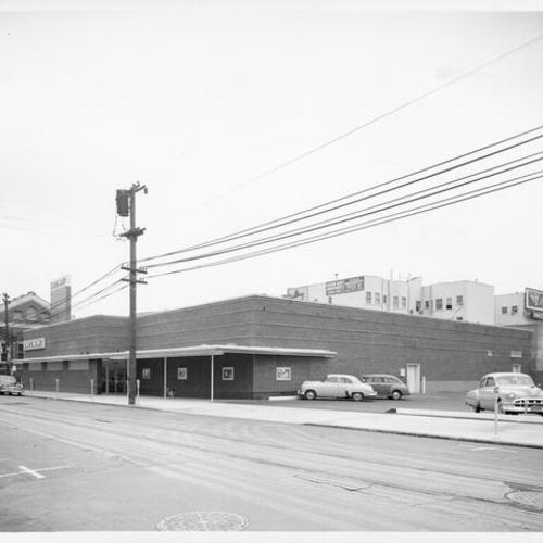 [Exterior of a Safeway grocery store 1425 Turk Street at Fillmore]