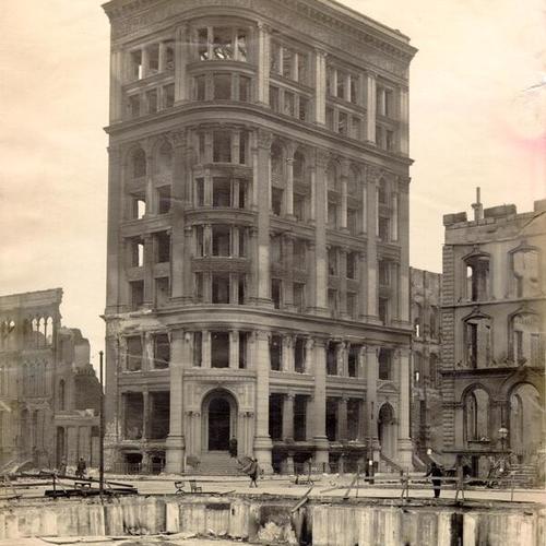 [Burned out shell of the Mutual Life Building at Sansome and California streets]