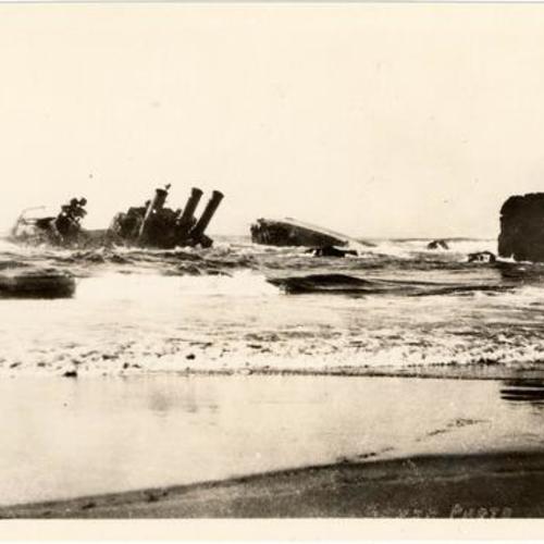 [U.S. Destroyers wrecked on the reefs of Honda Point California]