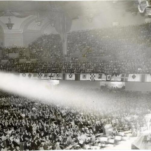 [Hollywood Stars Navy Relief Show at the San Francisco Civic Auditorium]