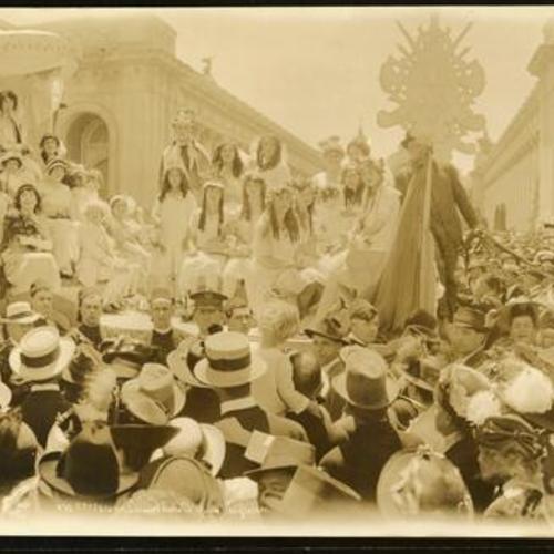 [Queen Zona, Her Maids of Honor and some of her subjects at Pan American International Exposition]