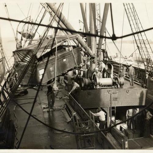 [Unloading of exhibit for the Panama-Pacific International Exposition]