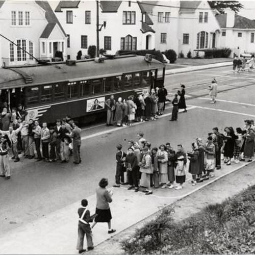 [Aptos Junior High School students lined up to board a streetcar on Ocean Avenue]