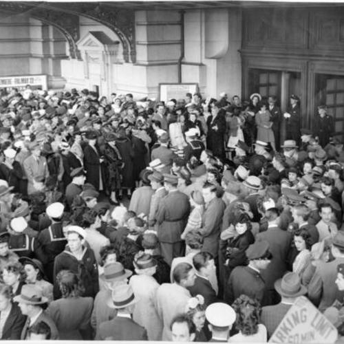 [Crowd awaiting the arrival of the Hollywood Victory Caravan, for Navy Relief, in front of the Civic Auditorium]
