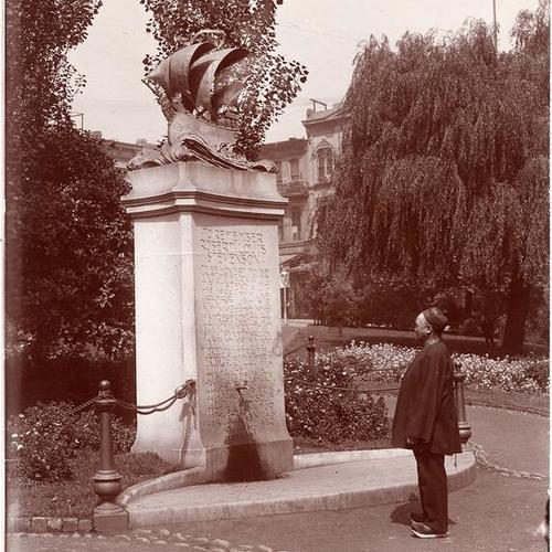 [Unidentified man looking at Robert Louis Stevenson monument in Portsmouth Square]