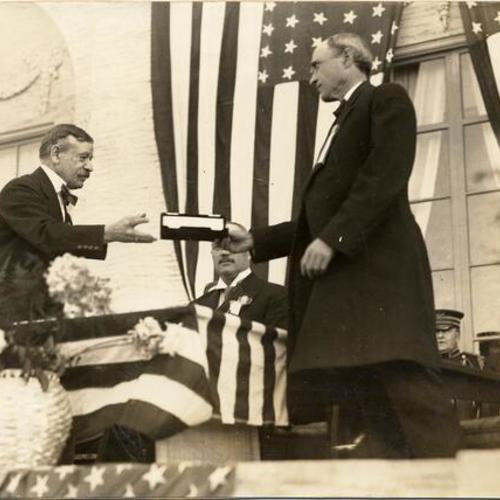 [M. H. de Young presenting Idaho Governor Moses Alexander with a casket of "Novagems" on Idaho Day at the Panama-Pacific International Exposition]