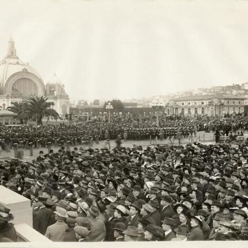 [Crowd at opening day of the Panama-Pacific International Exposition]