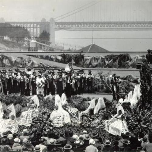 [Float of Fiesta Queens in front of the Redwood Grove Theatre in the Golden Gate Bridge Fiesta Parade in Crissy Field]