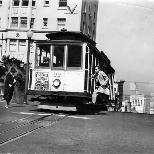 [Powell Street cable car at intersection of Mason Street and Sacramento]