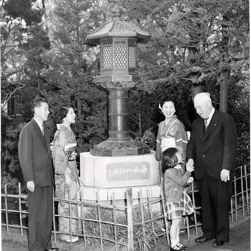 ["Lantern of peace" is unveiled at the Japanese Tea Garden]