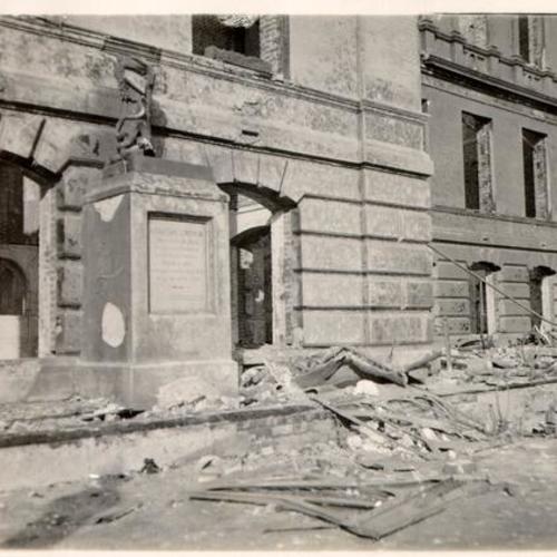 [Statue of Abraham Lincoln at Lincoln Grammar School destroyed by the 1906 earthquake and fire]