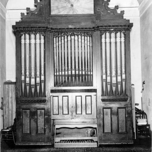[Pipe organ at Howard Presbyterian Church]