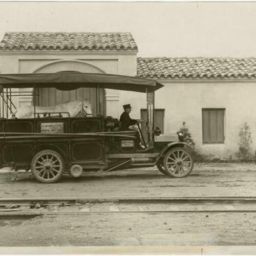 [1915 horse ambulance at entrance to the SF/SPCA animal hospital]
