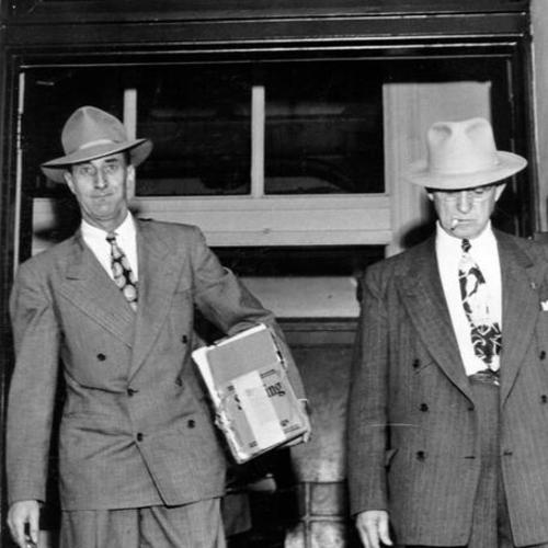 [Harry Bridges, leaving the County Jail on his way to Federal District Court to be freed on $25,000 bail]