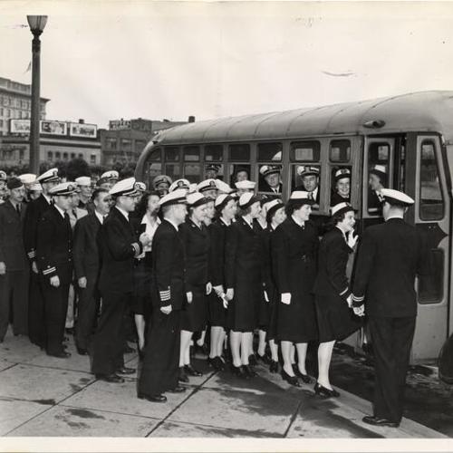 [Group of Navy and civilian personnel of the Western Sea Frontier entering a Navy bus for as trip to the Red Cross Blood Bank]