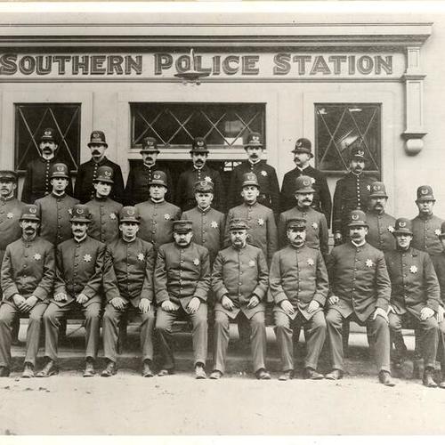 [Police officers' uniform dress changes, a group photo at Southern Police Station]