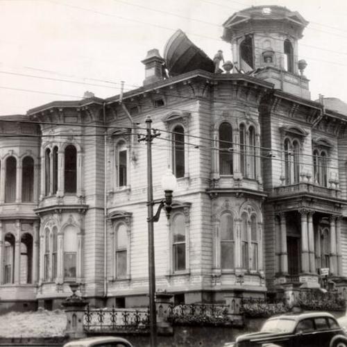 [Wreckers removing the turret from the roof of the former mansion of Captain Charles Goodall at Pierce and McAllister streets]