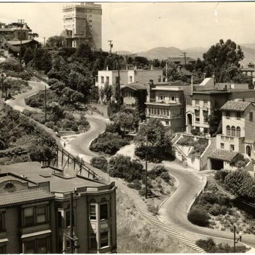 [Crooked section of Lombard Street between Leavenworth and Hyde streets]