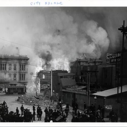[Crowd of people watching a fire on Mission Street]
