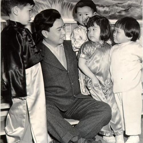 [Artist Dong Kingman with a group of children in the basement of the Chinatown YMCA]