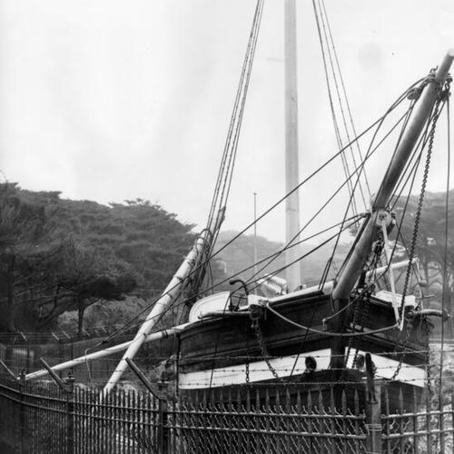[GJØA ship, on display in Golden Gate Park, suffers snapped mainmast from wind]
