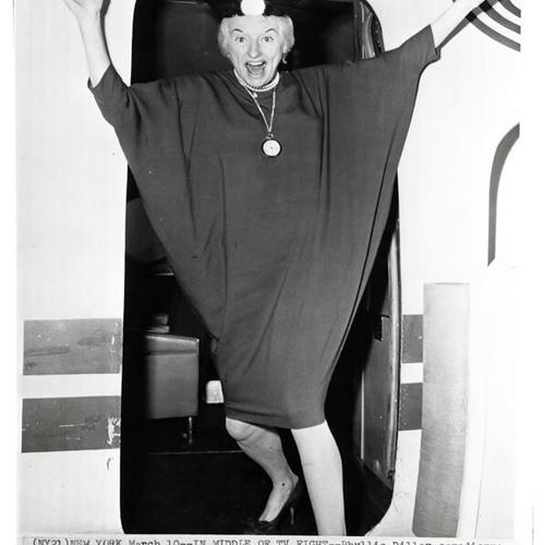 [Comedienne Phyllis Diller arrives at New York's Idlewild airport]
